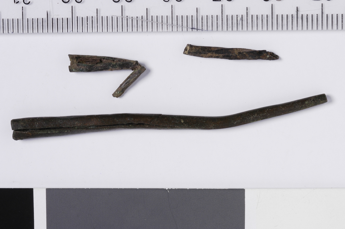 MÅL:  A: L. 6, 3 CM. B: L. 1, 5 CM, DELVIS BRUKKET. C: L. 1, 9 CM, VRIDD.