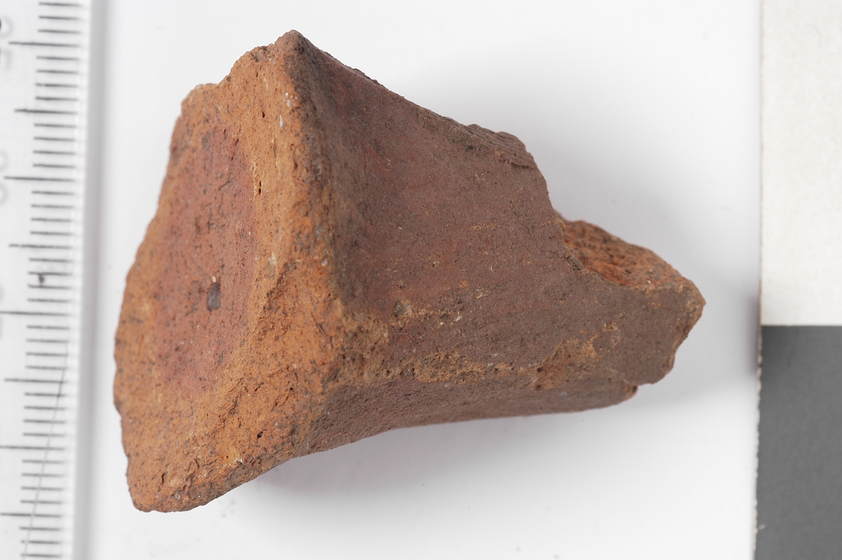 A: BEIN TIL KOKEPOTTE, UGLASERT, AVSKALLET PÅ ENE SIDEN.  B: INNSIDE RØDBRUN SALTGLASUR, UTSIDE UGL., CA. 0, 7 CM T.  C: INNSIDE RØDBRUN SALTGLASUR, UTSIDE UGL., CA. 0, 7 CM T.