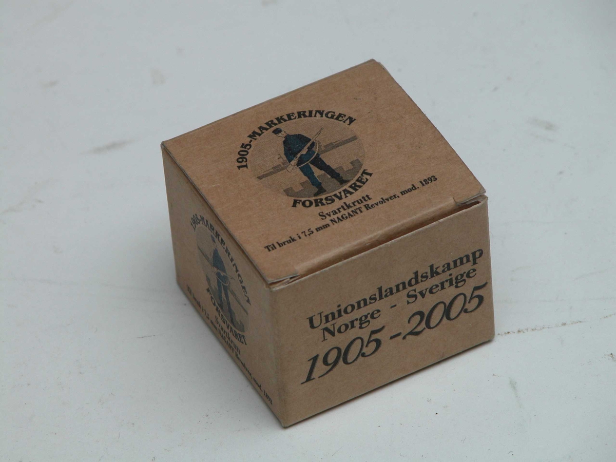 25 patroner i spesial designet eske. Patronene ladet i hylse merket 1905-2005 med ren blykule.