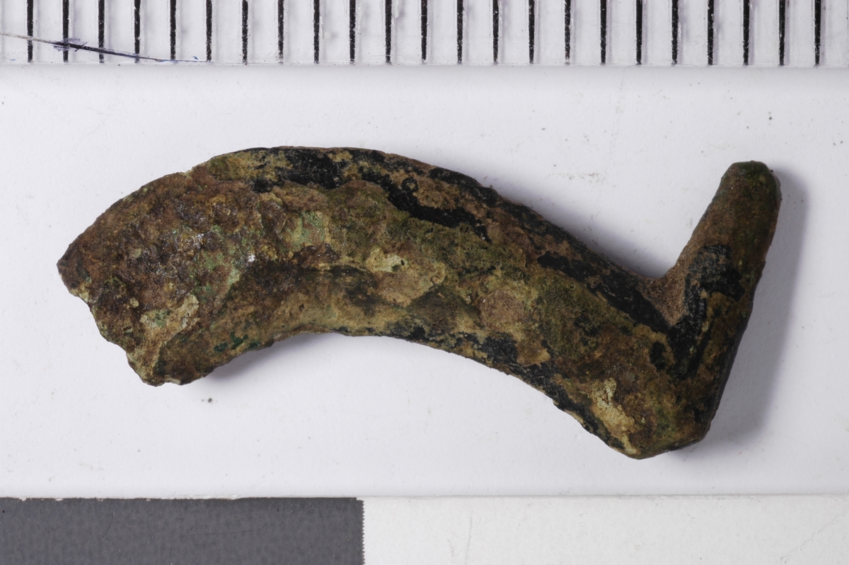 MÅL: L. 1, 9 CM, BUET PROFILERT STYKKE AV BØYLEN PÅ EN SPENNE. DETTE KAN OGSÅ VÆRE DEL AV HANK PÅ ET SKRIN.