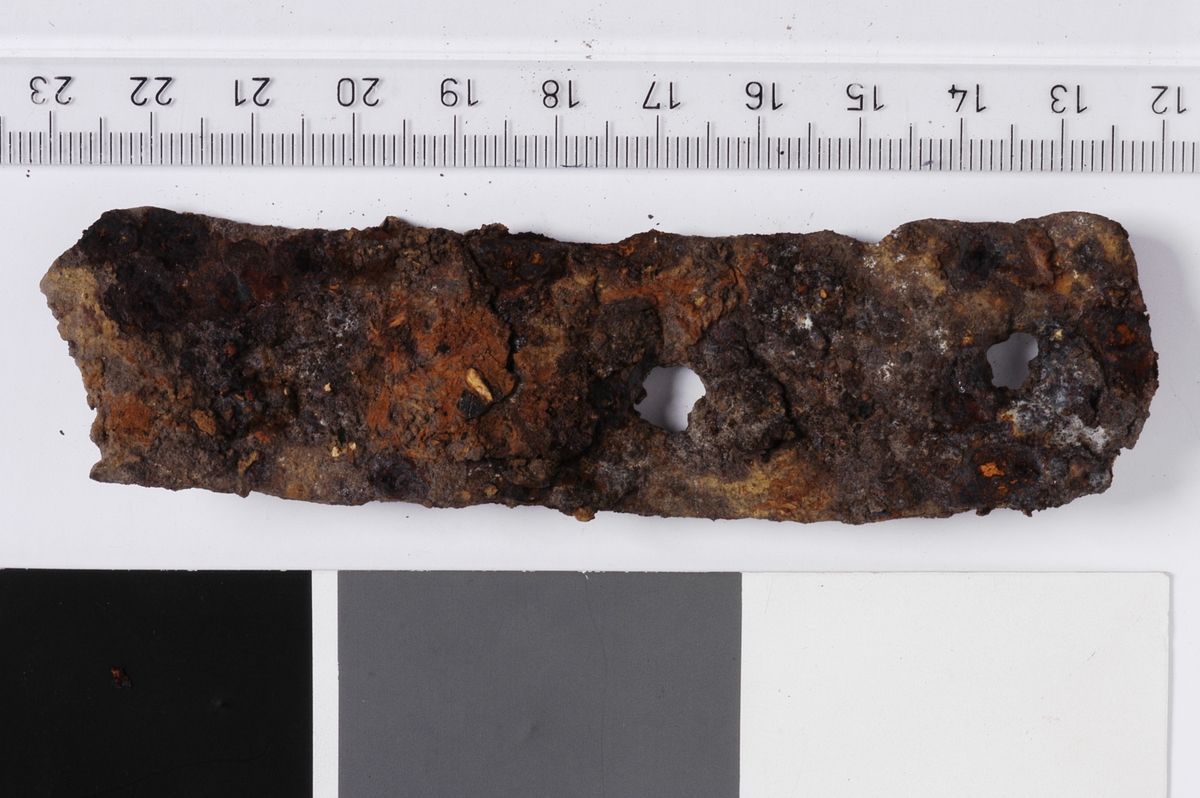 MÅL: A: L. 10, 8 CM B. 2, 8 CM, TO NAGLEHULLB: L. 6, 9 CM B. 3, 1 CM, ET NAGLEHULL