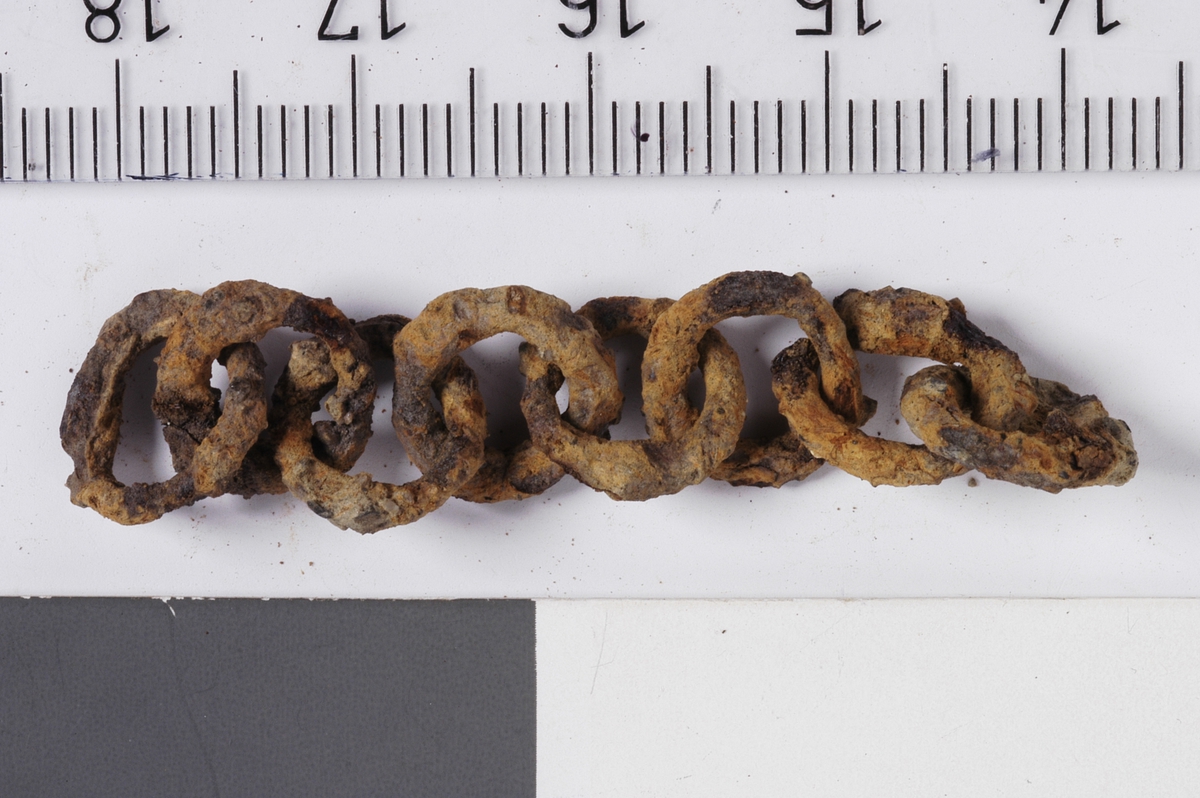 MÅL: L. UTSTR. 4, 8 CM, BESTÅR AV 8 RINGER MED DIAMETER 0, 8 CM