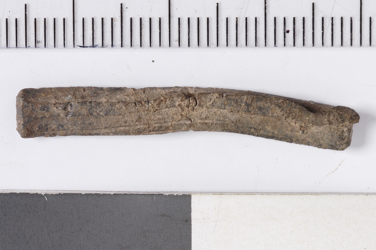 MÅL: L. 3, 5 CM B. 0, 5 CM, SMAL, REKTANGULÆR BLYSTAV MED OPPHØYET MIDTPARTI.