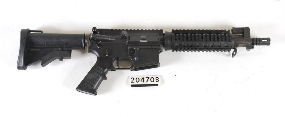 Dette er en CQB variant av C8 geværet. Det er spesialdesignet for bruk i Close Quarter Battle (CQB) ved at det har betydelig kortere pipelengde enn de øvrige utgavene av våpenet.