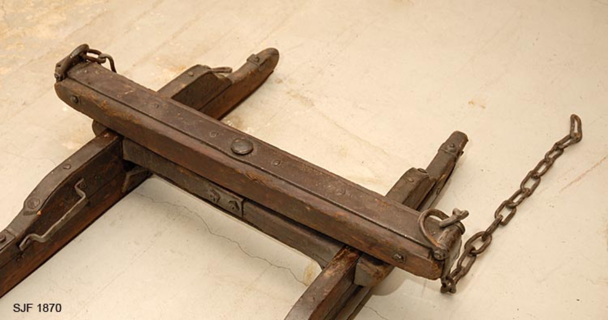 Skogsslede bestående av tre objekter (deler), 2 sleder og 1 drag. Sleden er av den typen som kalles «tømmerrustning» eller «bukk og geit», hvor den fremste sleden kaltes bukk og den bakerste geit. A: Bukken har en fast bank (73 cm b) som er felt ned i to 10 cm høye dyner. Banken stikker 6 cm utenfor dynene på hver side. B: Geita har to faste banker (fastbanker) med jernbeslag i hele sin bredde. Den er felt litt ned i dynene og festet med jernbeslag. C: Dragets humul er 12 cm bredt og er festet inn i skjekene. 

Denne tømmerrustningen er en «Hadelandsdoning» som ble laget i 1912 på Hadeland. En del hadelendinger kom til Hallingdal for å kjøre tømmer i 1912-13, og giveren kjøpte denne rustningen av en av tømmerkjørerne etter at arbeidet med disse driftene var ferdige. Dette var den første Hadelandsdoningen i Hallingdal. Den er smalere og lettere enn Moelven-rustningen. Lastebredde: 90 cm.  Doningen er i god stand, giveren har pusset den opp. Alle kjettinger som hører til er med, og doningen har solide jernbeslag. 
Brukt av giveren.