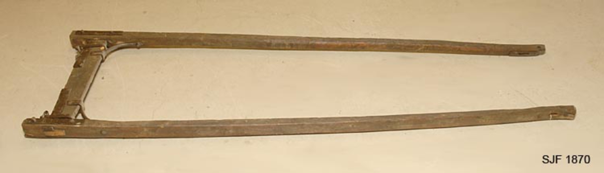 Skogsslede bestående av tre objekter (deler), 2 sleder og 1 drag. Sleden er av den typen som kalles «tømmerrustning» eller «bukk og geit», hvor den fremste sleden kaltes bukk og den bakerste geit. A: Bukken har en fast bank (73 cm b) som er felt ned i to 10 cm høye dyner. Banken stikker 6 cm utenfor dynene på hver side. B: Geita har to faste banker (fastbanker) med jernbeslag i hele sin bredde. Den er felt litt ned i dynene og festet med jernbeslag. C: Dragets humul er 12 cm bredt og er festet inn i skjekene. 

Denne tømmerrustningen er en «Hadelandsdoning» som ble laget i 1912 på Hadeland. En del hadelendinger kom til Hallingdal for å kjøre tømmer i 1912-13, og giveren kjøpte denne rustningen av en av tømmerkjørerne etter at arbeidet med disse driftene var ferdige. Dette var den første Hadelandsdoningen i Hallingdal. Den er smalere og lettere enn Moelven-rustningen. Lastebredde: 90 cm.  Doningen er i god stand, giveren har pusset den opp. Alle kjettinger som hører til er med, og doningen har solide jernbeslag. 
Brukt av giveren.