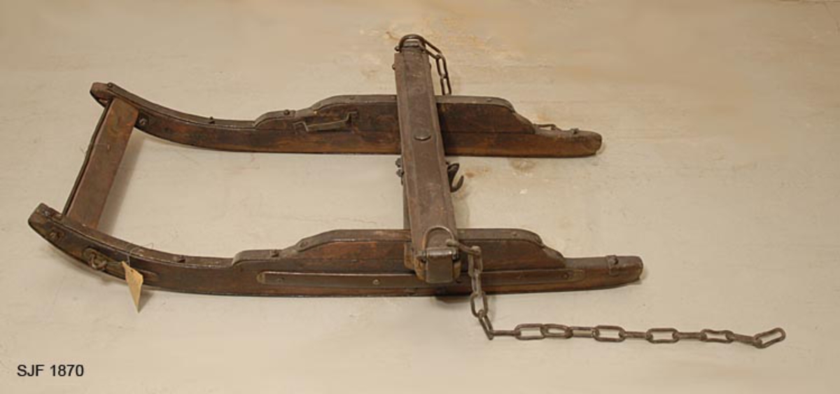 Skogsslede bestående av tre objekter (deler), 2 sleder og 1 drag. Sleden er av den typen som kalles «tømmerrustning» eller «bukk og geit», hvor den fremste sleden kaltes bukk og den bakerste geit. A: Bukken har en fast bank (73 cm b) som er felt ned i to 10 cm høye dyner. Banken stikker 6 cm utenfor dynene på hver side. B: Geita har to faste banker (fastbanker) med jernbeslag i hele sin bredde. Den er felt litt ned i dynene og festet med jernbeslag. C: Dragets humul er 12 cm bredt og er festet inn i skjekene. 

Denne tømmerrustningen er en «Hadelandsdoning» som ble laget i 1912 på Hadeland. En del hadelendinger kom til Hallingdal for å kjøre tømmer i 1912-13, og giveren kjøpte denne rustningen av en av tømmerkjørerne etter at arbeidet med disse driftene var ferdige. Dette var den første Hadelandsdoningen i Hallingdal. Den er smalere og lettere enn Moelven-rustningen. Lastebredde: 90 cm.  Doningen er i god stand, giveren har pusset den opp. Alle kjettinger som hører til er med, og doningen har solide jernbeslag. 
Brukt av giveren.