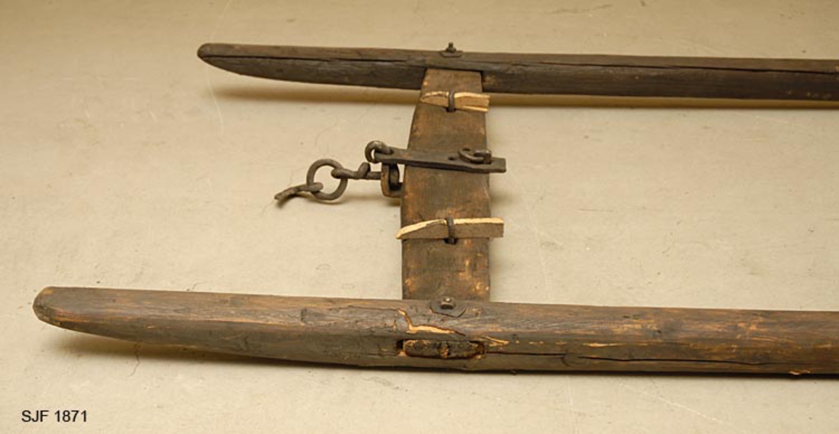 Humulen ("dragslira") er felt inn i skjekene og festet med bolter. Humulen har to hull til festet av framlenkene, ("draglekkjet"). Lenken er cirka 80 centimeter lang og har en treblei i hver ende. Framlenken ble tredd gjennom øyet på tømmeret. Midt på humulen sitter et jernbeslag med en svivel og en jernhake som ble slått inn i enden på rotvendte stokker. Skjekene går 48 centimeter bakover fra humulen. Lunneskjekene er tjærebredde. 
Draget er laget av giver og brukt av ham til lunning og kjøring.