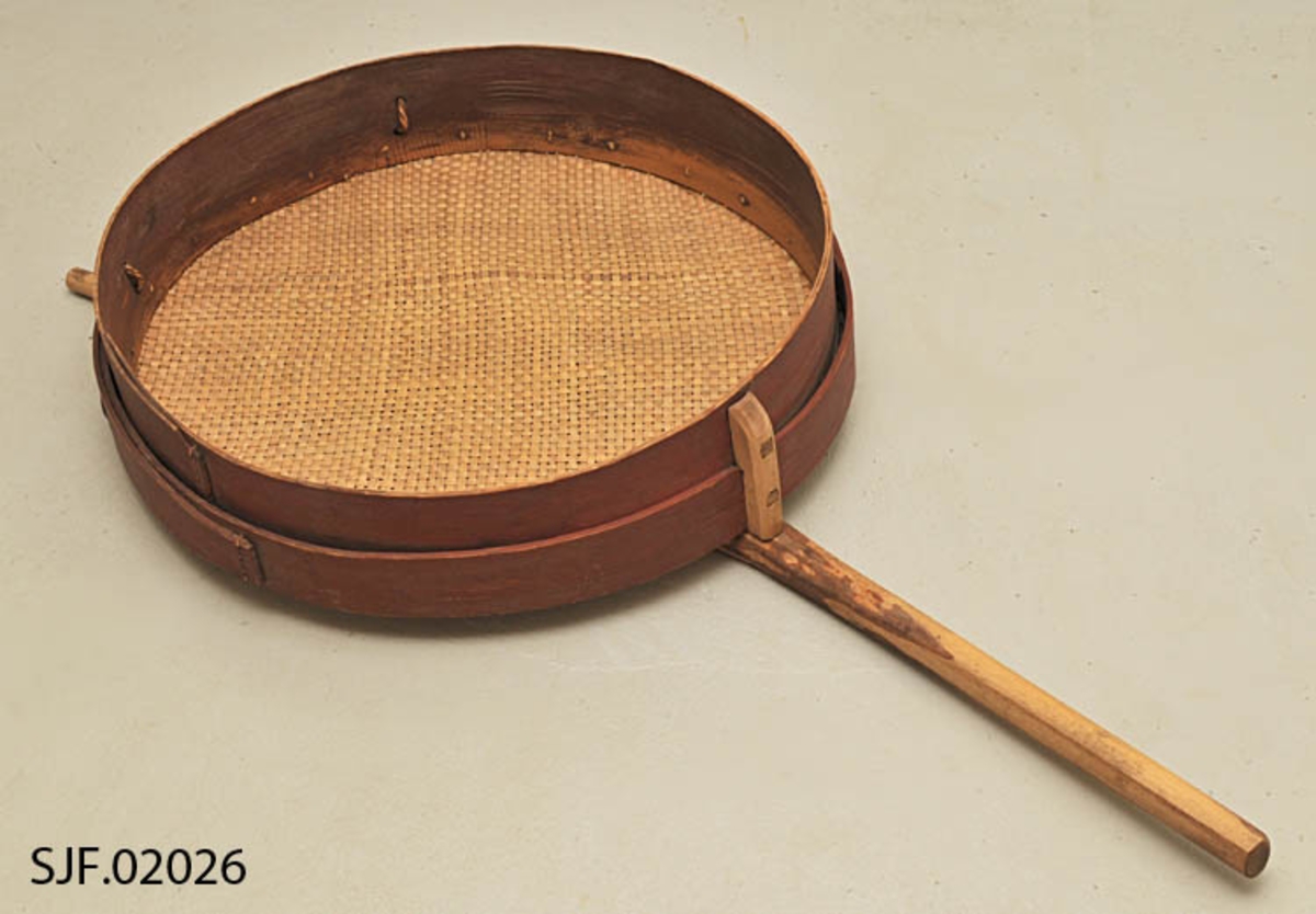 Mellsåld, såld brukt til å selle (rense) kornet i etter tresking. 
Benevnelsene her er Sørskogbygd-dialekt. 
Såldet består av to rødmalte treringer av furu som er sydd sammen med tæger. 
Ringene går utenpå hverandre. Bunnen består av flettverk av bjørkestrimler. 
Under bunnen er det festet en bjørkestokk med naturlig vokst kløft. Endene på kløfta ble brukt som håndtak, mens stokken ble stukket inn i et hull i låveveggen. 
Slik kunne såldet holdes opp i ene enden, mens man holdt det oppe i andre enden ved å holde i de to "håndtakene". Slik kunne en bevege såldet i alle retninger. 
Navnet "mellsåld" betyr mellomste rensing av kornet. 
Såldet kommer fra gården Åsen og brukt av giverens far. 
