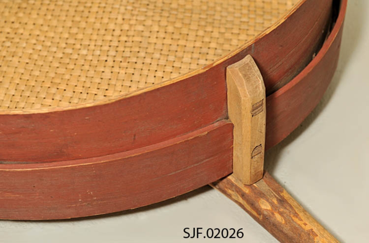 Mellsåld, såld brukt til å selle (rense) kornet i etter tresking. 
Benevnelsene her er Sørskogbygd-dialekt. 
Såldet består av to rødmalte treringer av furu som er sydd sammen med tæger. 
Ringene går utenpå hverandre. Bunnen består av flettverk av bjørkestrimler. 
Under bunnen er det festet en bjørkestokk med naturlig vokst kløft. Endene på kløfta ble brukt som håndtak, mens stokken ble stukket inn i et hull i låveveggen. 
Slik kunne såldet holdes opp i ene enden, mens man holdt det oppe i andre enden ved å holde i de to "håndtakene". Slik kunne en bevege såldet i alle retninger. 
Navnet "mellsåld" betyr mellomste rensing av kornet. 
Såldet kommer fra gården Åsen og brukt av giverens far. 
