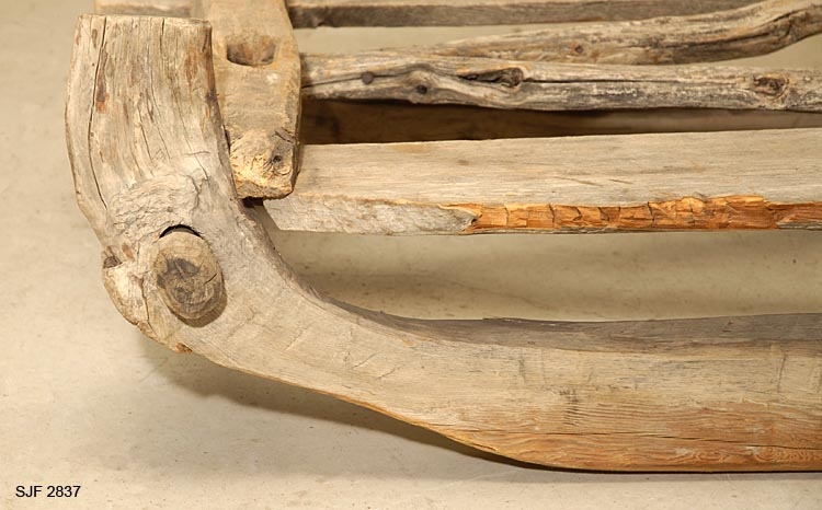 Gjenstanden består av to deler: slede og skjæker (drag). Materialet i sleden er i hovedsak ubehandlet gran.  Skjekene er også lagd av ubehandlet gran. Bakerst på undersiden er de utstyrt med jernbeslag. Humulen er felt inn i skjekene og er festet med treplugger.  Hutreet er laget av bjørk. Sleden har to fjetrer som hviler på 8 centimeter høye fjetrestamper. Den forreste fjetrestampen på venstre side mangler. Fjetrene er festet til meiene ved hjelp av store stallbandpinner. På hver langside er det festet en ca 20 cm bred fjøl oppå fjetrene i hele sledens lengde. Meiene er tykke og solide og de er tstyrt med treskoninger. Mellom forreste fjetrren og hutreet er det to bjørkestenger som er festet i kileform. Hutreet har to hull (5,5 x 4 cm) til å feste skjekene (skjækene) i.  Sleden er på enkelte steder ganske oppråtnet. Skjekene (skjækene) er også laget av ubehandlet gran. Bakerst på undersiden er de utstyrt med jernbeslag. Humulen er festet inn i skjekene (skjækene) med treplugger.. Den har to jernbeslag med lenker til å feste i hutreet på sleden.