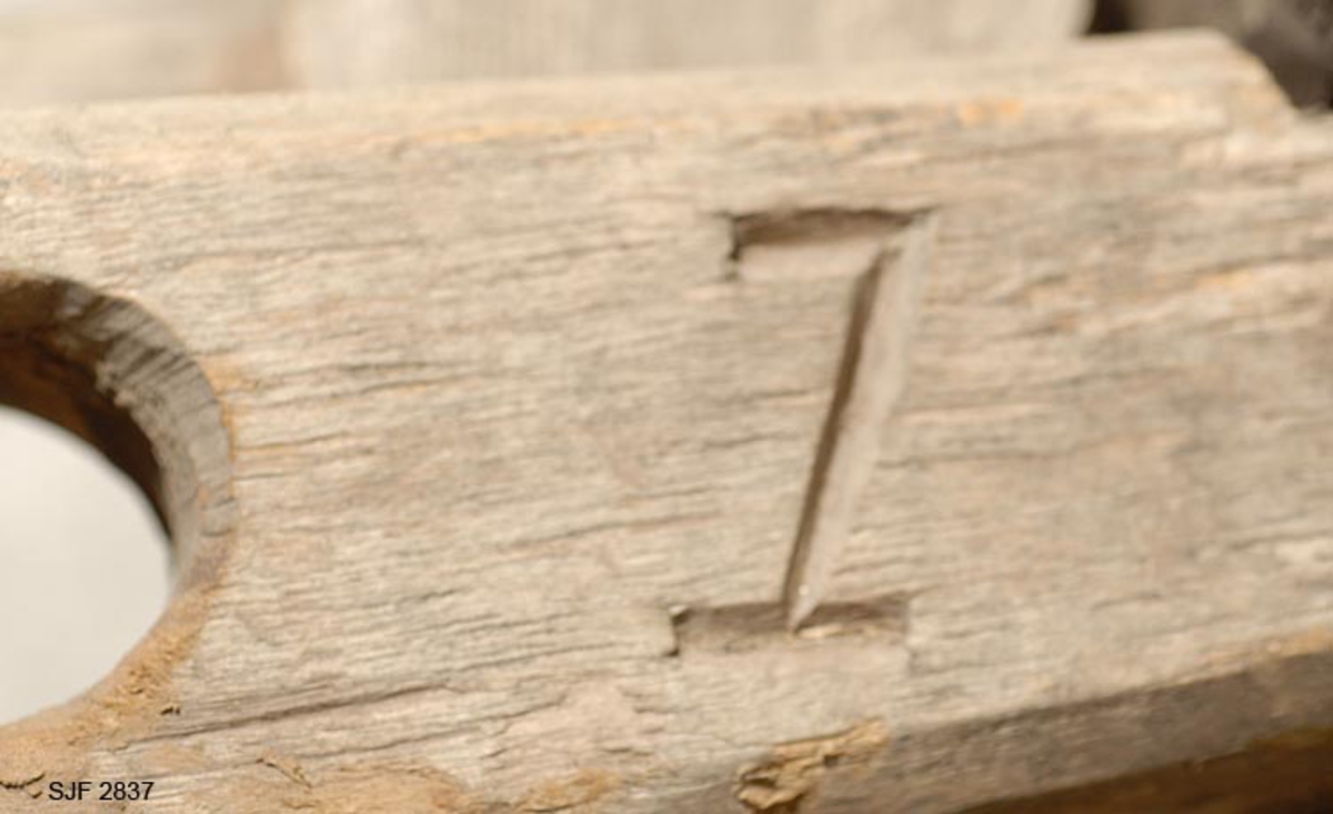 Gjenstanden består av to deler: slede og skjæker (drag). Materialet i sleden er i hovedsak ubehandlet gran.  Skjekene er også lagd av ubehandlet gran. Bakerst på undersiden er de utstyrt med jernbeslag. Humulen er felt inn i skjekene og er festet med treplugger.  Hutreet er laget av bjørk. Sleden har to fjetrer som hviler på 8 centimeter høye fjetrestamper. Den forreste fjetrestampen på venstre side mangler. Fjetrene er festet til meiene ved hjelp av store stallbandpinner. På hver langside er det festet en ca 20 cm bred fjøl oppå fjetrene i hele sledens lengde. Meiene er tykke og solide og de er tstyrt med treskoninger. Mellom forreste fjetrren og hutreet er det to bjørkestenger som er festet i kileform. Hutreet har to hull (5,5 x 4 cm) til å feste skjekene (skjækene) i.  Sleden er på enkelte steder ganske oppråtnet. Skjekene (skjækene) er også laget av ubehandlet gran. Bakerst på undersiden er de utstyrt med jernbeslag. Humulen er festet inn i skjekene (skjækene) med treplugger.. Den har to jernbeslag med lenker til å feste i hutreet på sleden.