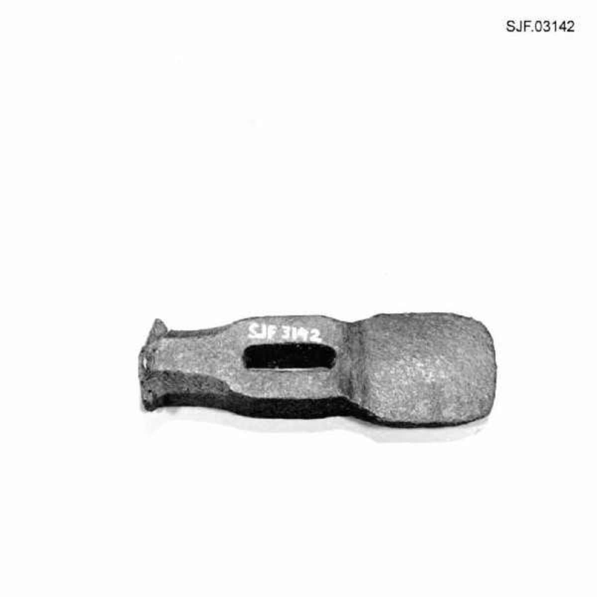 Setthammer med «øye» (skafthull), men uten skaft. Hammerhodet er 15,2 centimeter høyt. Den midtre delen har et rektangulært tverrsnitt - 3,6 X 3,8 centimeter. Her der det drevet inn et nesten rektangulært øye (3,6 X 0,9 centimeter) for skaftet. På den øvre sida av dette midtpartiet er sidekantene avfasete så hammerhodet har fått et åttekantet tverrsnitt, men banen i endeflata er sterkt deformert etter mange harde slag fra tunge hammere. Den andre enden er smidd som en «penn» med noe avrundete hjørner. denne delen er opptil 5,1 centimeter bred.