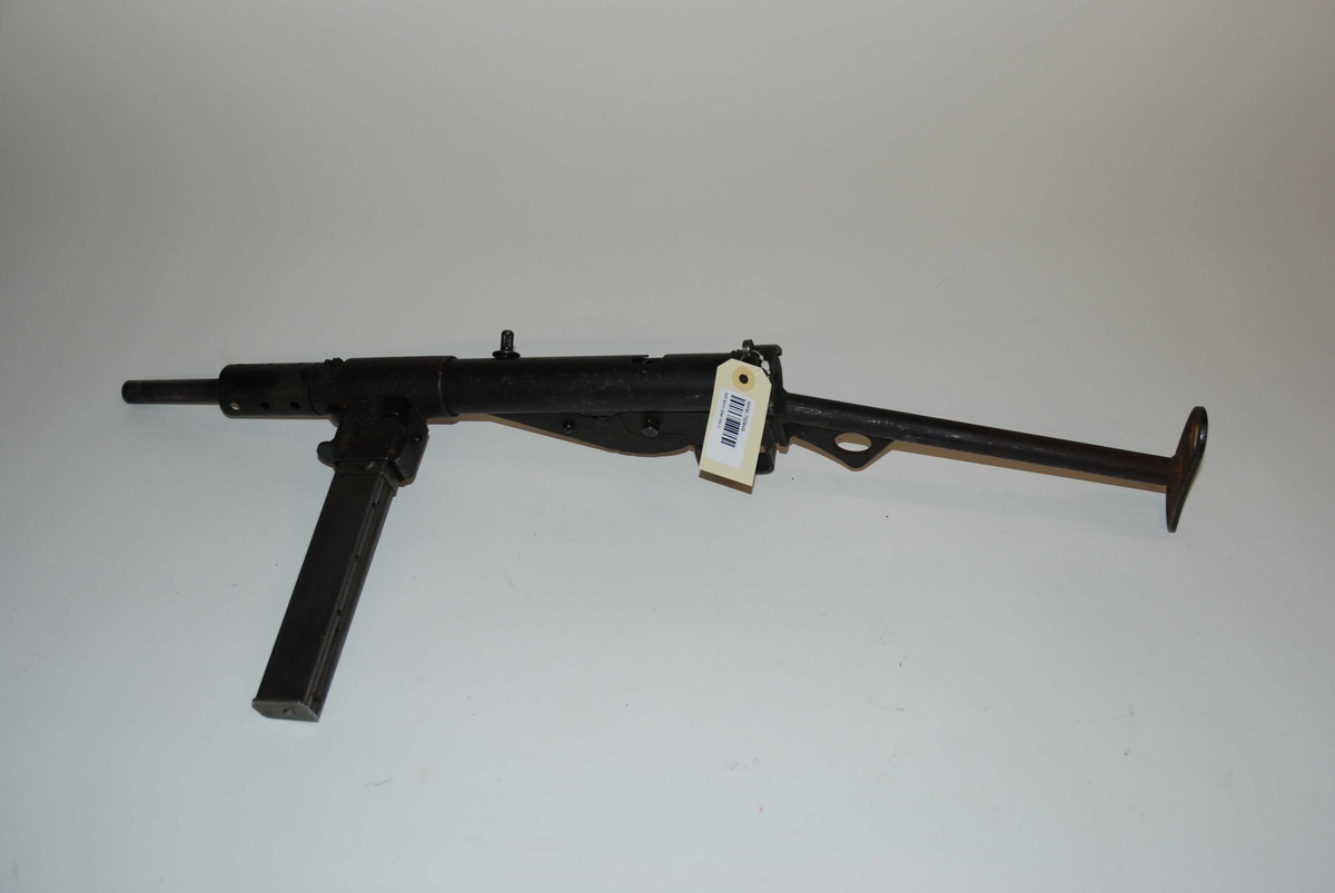 Hjemmelaget stengun produsert illegalt under krigen.Merket: STEN.MK II SECO.Våpenet har rem og magasin