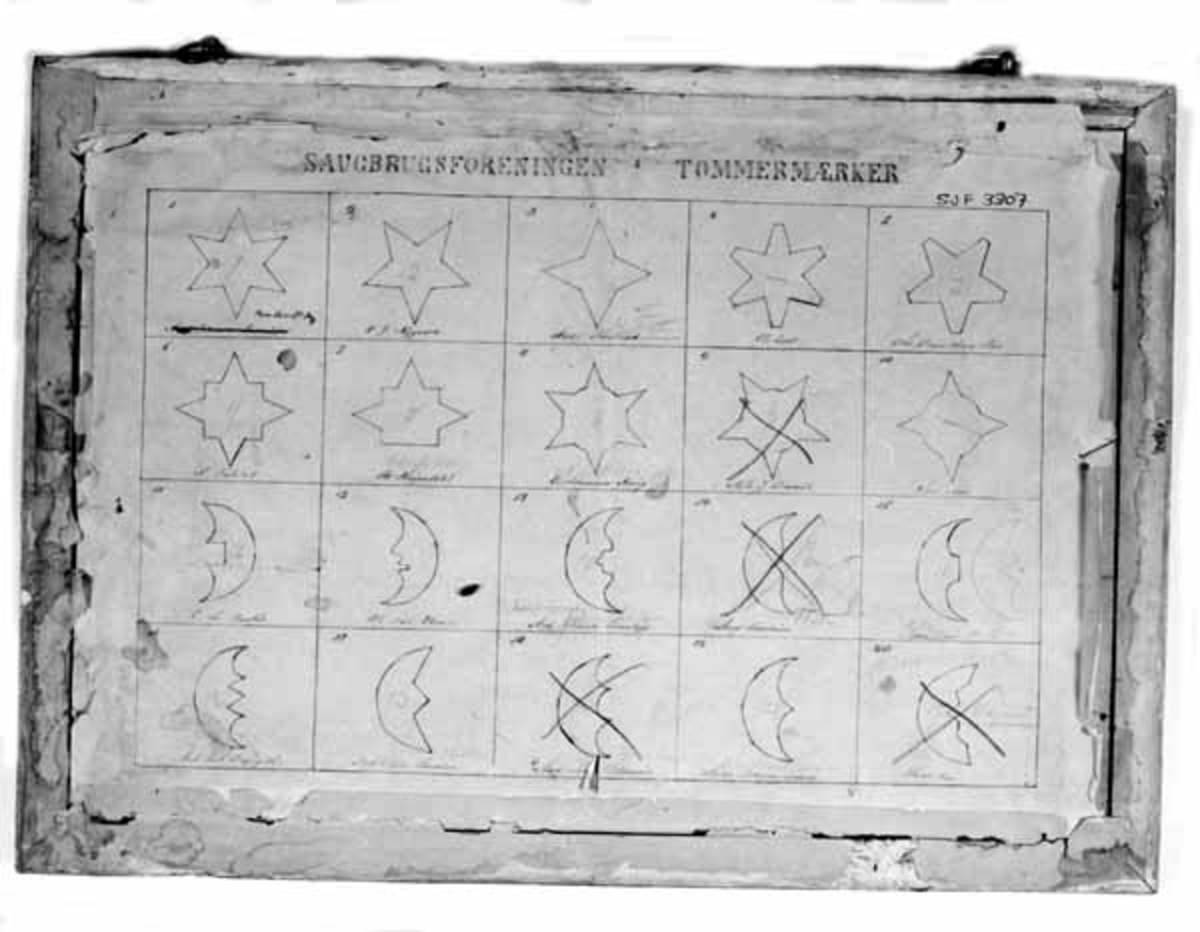 Merkekart i forgylt ramme og glass. Ramma er 43,7 centimeter bred og 31,5 centimeter høy. Rammelistene er 2,7 centimeter brede, og de er profilerte på den sida som vender mot betrakteren. Ramma har vært opphengt i to messingringer som er innskrudd i den ølvre rammelista. Overskriften på kartet er: Saugbrugsforeningens Tømmermerker. I alt har kartet 20 merker. Hvert merke er tegnet inn og "skyggelagt" i ei rute i et rektangulært felt. «»  På finérplata som ligger bak kartet finnes en strektegnet kopi av det samme kartet.  Her er de enkelte merkene nummererte og tilskrevet enkelte navngitte aktører, muligens Saugbrugsforeningens tømmerbetingere (i «leseretningen», linje for linje fra øverst til venstre til nederst til høyre):  1. Andr. Johnson Sundsbye [Her er navnet overstrøket], 2. C. J. Nygaard, 3. Andr. Trosterud [rettet med blåblyant til «Ole Flaten»], 4. Ole Soot, 5. Chr. Brynildsen Næs, 6. A. Falslid, 7. Th. Heyerdahl [rettet med blåblyant til «Chr. Melleby»], 8. O. Sørensen Houg [rettet med blåblyant til «Nils …» (andre navneledd er vanskelig lesbart), 9. Nils J. Braarud, 10. Hans Aas, 11. O. L. Reuter, 12. Ole And. Ekenæs, 13. And. Johnson Sundsbye [rettet med blåblyant til «Nils A. Ekenæs», som også er overstrøket og rettet til «J… Lø….»(vanskelig lesbart navn)], 14. And. Trosterud [overkrysset med blåblyant og merket «Udgaaet»], 15. Jens Olsen Flaten [her er fornavnet Jens endret til «Ole» ved hjelp av blåblyant, kanskje som konsekvens av et generasjonsskifte], 16. And. And. Bryngelsbye, 17. Erik Olsen Sundbye[?], 18. And. And. Holmsrud [overkrysset med blåblyant], 19. Andr. Johnson Sund, 20. Hans Næs [overkrysset med blåblyant og merket «Udgaaet»]