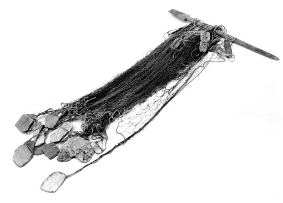 Garn, fiskegarn, med tilhørende nettstikke (garnstikke). 
Garnet er bundet av grønn bomullstråd som er cirka 0,5 millimeter tjukk. Telna, som er 4,5 millimeter tjukk, er skiftet ut i de seinere år. Søkker er 12 flate skifersteiner og 3 blyplater. Steinene er 8-13 cm lange og 5,5-8 cm brede. Garnet har 24 korkflytere og 2 treflytere. Treflyterne er brunmalte og svartmalte. Garnet har en maskestørrelse (med ruter der sideveggene er 4,0-4,5-5,0 centimeter lange) som gjør at det kan brukes både til ørret og gjedde. Det er brukt i elva Tufsinga og i Tufsingas utløp i innsjøen Femund.

Netstikka, garnstikka, er utformet i ett stykke tre med et tilnærmet rektangulært håndtak i den ene enden og en pinne til å henge garnet på i den andre enden. Pinnen, som er rett, er skåret slik at den gradvis smalner og munner ut i en spiss. På håndtaksdelen til stikka er bokstavene O B skåret inn.