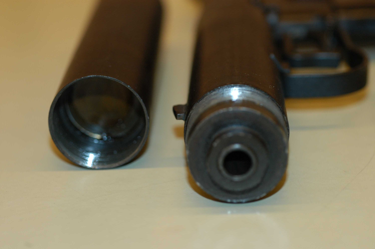 Våpenet er forsynt med lyddemper som kan skrus på. Denne har ikke vært avfyrt, og har en ubrutt pakning.