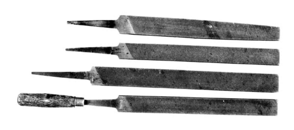 Verktøy som benyttes i kniv. prod. til fjerning av ujevnheter. 
Fra knivmakerverkstedet til Lutnes (1890-1975). 
d) har skaft. 