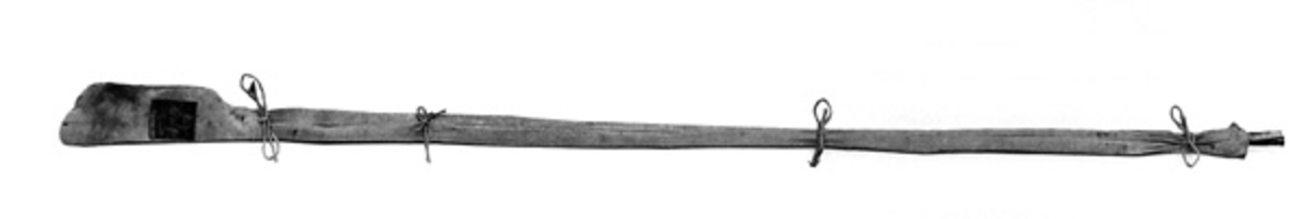 Stanga er lakkert lys brun med røde tettsittende surringer. I Hardy´s Anglers´ Guide 1934, side 320 står det: No 2-9 ft. 3 ins. in two Joints, built of "Palakona" Split-Bamboo with Steel Centre, one Top, parallel Cork Handle, With adjustable double "Screw Grip" Reel Fittings, "stud" Lockjoint, Agate Rings throughout, with "Corbett" Agate End Ring, India - rubber Botton. Price, £ 7 18 s 6 d. Stanga er beregnet på kastefiske med sluk, reke o. l. Ble brukt sammen med snella "Silex" SJF5576