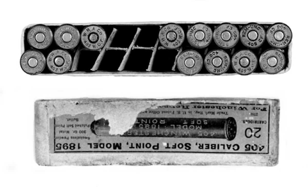 Det er 14 patroner i en original Winnchester-eske. 405 caliber, Soft point, model 1895. 
På esken er stemplet: P. I. PEDERSEN CHRISTIANSAND S. 
Patronene har tilhørt Knut Ligaard, onkel av giverens mor. Født på slutten av 1800-tallet, død ca. 1950. 
