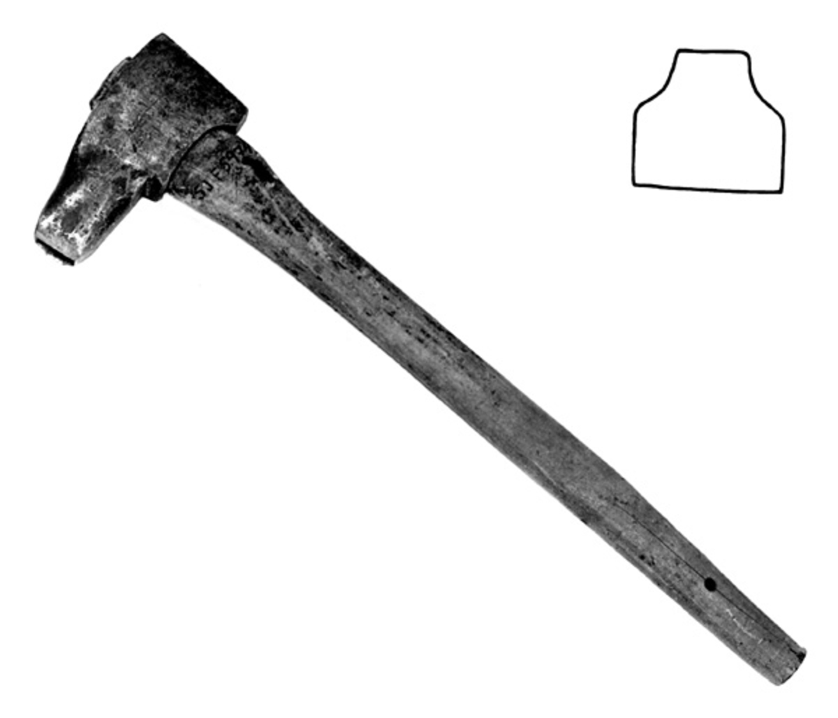 Merkeøks, brukt under annamming av fløtingsvirke i Numedalslågens nedslagsfelt. Øksebladet er 13,6 centimeter høyt fra eggen (i front) til nakken. Nakkepartiet er 6,8 centimeter langt, 1,9 centimeter bredt og forholdsvis tjukt og massivt, slik at det kunne brukes som hammer. Skafthullet har et «dråpeformet» tverrsnitt og er cirka 5 centimeter høyt og 1,5 centimeter bredt i fronten. På den nedre delen av bladet er det utsmidd en profilert «sko» som er fra 4,6 til 5,5 centimeter høy (henholdsvis ytterst og innerst). Eggprofilen kan minne om omrisset av en lav, bred og symmestrisk vase. Eggen er fasslipt. Bladet har et trebeint, noenlunde Y-formet merke, men ingen stempler som gir utvetydig informsjon om hvilken smed som lagde øksa.

Øksa har et 51,5 centimeter langt rett skaft av ubehandlet bjørk. Som økseskaft flest er det bredt, men tynt i den fremre enden, noe mer rundovalt videre bakover. I den bakre enden er det slått av ei flis, antakelig under forsøk på å få bladet til å sitte bedre fast i skaftet. Bruddflata er imidlertid glattslitt, som som tyder på at redskapet har vært i bruk lenge etter at den nevnte skaden oppstod. Den øvre delen av skaftet har et gjennombrutt hull, antakelig for oppheng. 

Det beskrevne øksemerket er nummer 4 på merkekart 1960 for Numedalslågens Fellesfløtningsforening i Larvik. Øksa har tilhørt Lågen Tømmermåling, Larvik