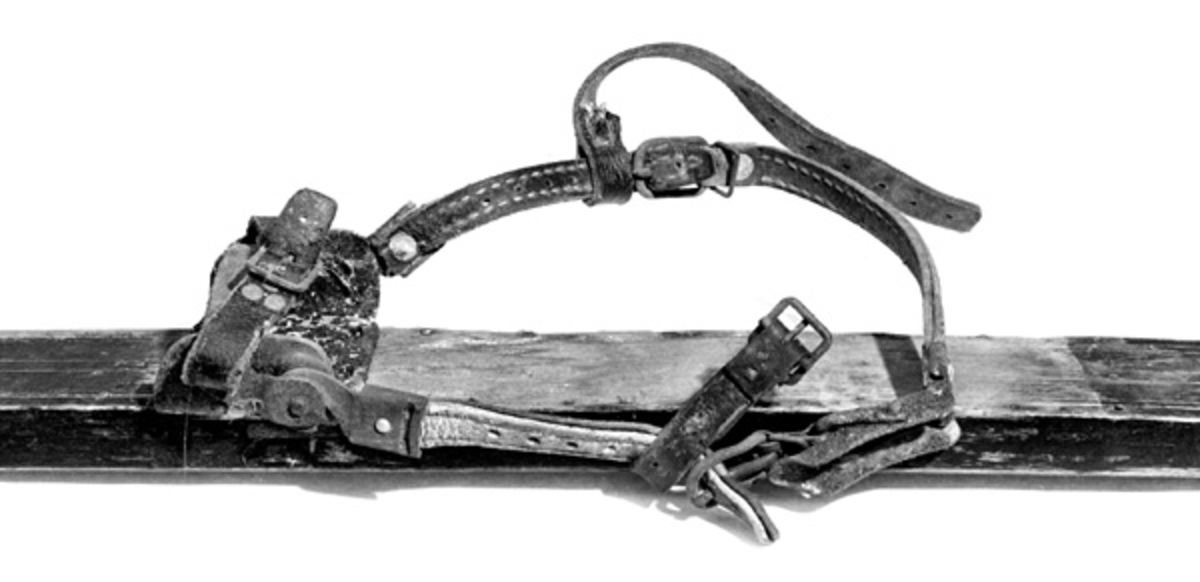 Hoppski av svartmalt hickory. 
De er dekorert med 6 renner, 2 på hver side og 2 i midten. Skiene harstillbare bindinger. Begge har tåreimer, mens bare den ene har hælbinding. Denne har ei reim som er beregnet til å gå over skoen nær leggen. Det har vært skoplater, men disse mangler. Under bindingene er det på begge skiene et flatt hull hvor det er innsatt en bleig el. trebit. Hullet er 4, 5 cm langt og 0, 7 cm bredt. Hullet viser at skiene har hatt en annen binding tidligere. 


