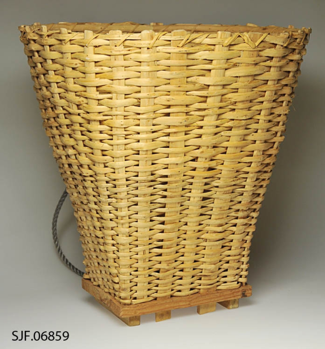 Kipa er traktformet og er laget av einer/brakje. Spilene/stakene er i flatspikket eine. Flettematerialet i sidene er todelt eine. Kipens bunn har en rektangulær form, og er laget av to sammenlimte trebiter/furuplater. Fire av spilene er tredd gjennomplaten fra undersiden, og har et hode som er med på å danne foten på kipa. Disse fire hodene sammen med to påtappede avlange trebiter danner kipas fot. De øvrige spilene er tappet ned i platen i sirkelformede hull, med gjennomgående tapper med kil. 

På innsiden øverst er det lagt inn en halvkløyvd einekvist. Denne er bundet fast til staker og flettverk med en skjene av splittet/delt spanskrør (cane). Skjenen går gjennom borede hull i spilene. 

Kipa har bæreseler i nylonstau. Tauet er tredd gjennom to spiler i kipens ryggside, ca. ti cm. fra toppen. Her er festet forsterket med en flatspikket einekjepp. Tauene er tredd inn i bunnen og festet med knuter. 