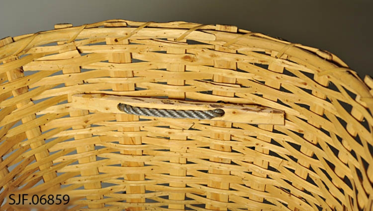 Kipa er traktformet og er laget av einer/brakje. Spilene/stakene er i flatspikket eine. Flettematerialet i sidene er todelt eine. Kipens bunn har en rektangulær form, og er laget av to sammenlimte trebiter/furuplater. Fire av spilene er tredd gjennomplaten fra undersiden, og har et hode som er med på å danne foten på kipa. Disse fire hodene sammen med to påtappede avlange trebiter danner kipas fot. De øvrige spilene er tappet ned i platen i sirkelformede hull, med gjennomgående tapper med kil. 

På innsiden øverst er det lagt inn en halvkløyvd einekvist. Denne er bundet fast til staker og flettverk med en skjene av splittet/delt spanskrør (cane). Skjenen går gjennom borede hull i spilene. 

Kipa har bæreseler i nylonstau. Tauet er tredd gjennom to spiler i kipens ryggside, ca. ti cm. fra toppen. Her er festet forsterket med en flatspikket einekjepp. Tauene er tredd inn i bunnen og festet med knuter. 