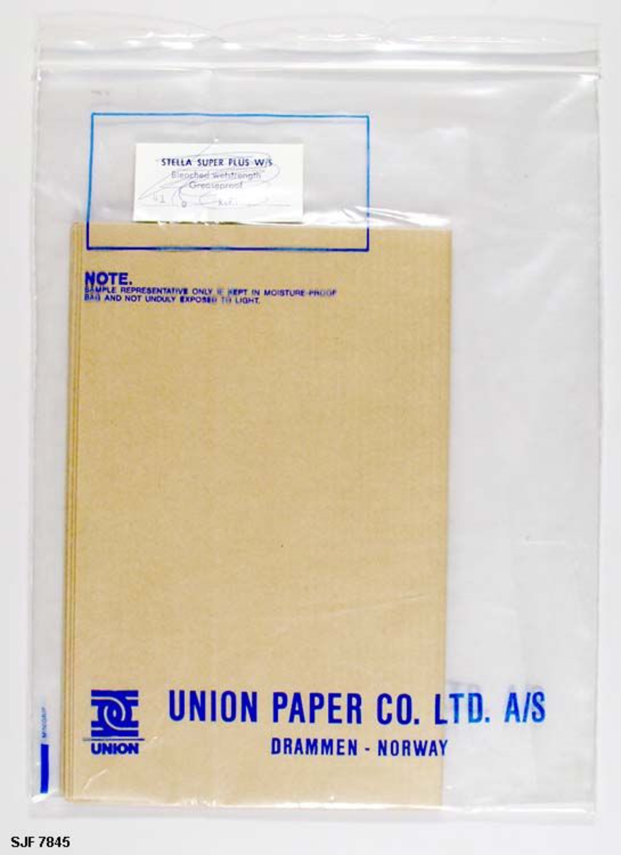 Dette er papirtype: M. G. ubleket kraft, 40gr. Papirprøven ligger i plastpose. 