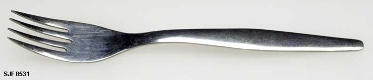 Gaffel, brukt til å holde store matstykker i ro mens de deles i passende, mindre biter med kniv og deretter til å føre matbitene fra tallerken til munn. Gaffelen er lagd av stål, Den er 17,3 centimeter lang. Den fremre enden er 4-tindet og buet i lengderetningen. De ytterste mellomrommene er 4,0 centimeter lange, det midtre 4,4 centimeter. Ved «rota» av tinnene er bredden på gaffelbladet snaut 2,3 centimeter. Denne delen av spiseredskapet er om lag 5,5 centimeter lang. Den fremre enden av skaftet er drøyt 0,7 centimeter bred. Den bakre enden av skaftet er komkavt med største bredde 1,2 centimeter. Undersida av skaftet er stemplet «ROSTFREIER STAHL». Mellom disse to ordene er det en hjertefigur med bokstavene «Sch/P». Denne gaffelen hører sammen med bordkniver av typen SJF.08513.