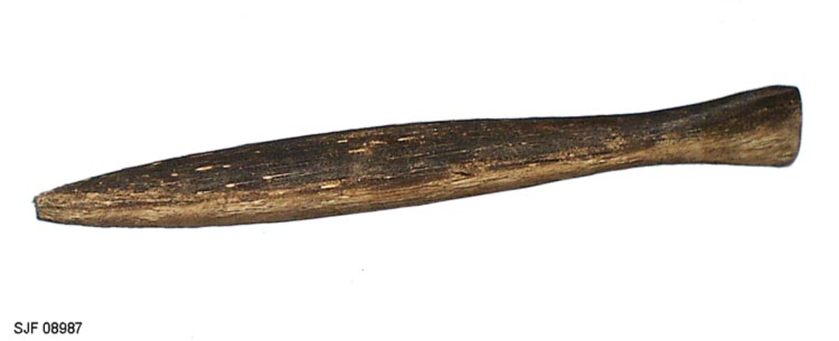 Sluk, mal for kropp til devonsluk. En slank fiskeliknende kropp av tre som bemales, påføres vinger ("propellvinger") og utstyrers med kroksett.