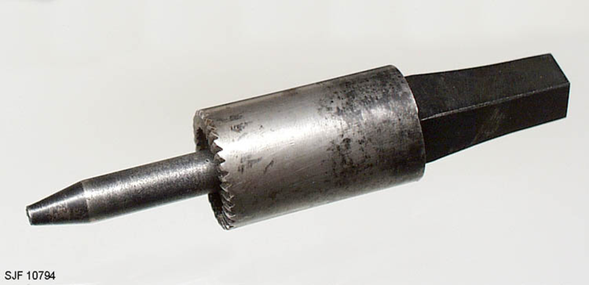 Form: Sylindrisk. Avkortet firkantet pyramide. 
Blant verktøy til børsemaker på Terningmoen. Funnet på fylling. 
