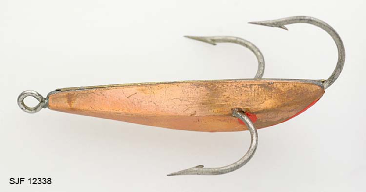 Hoggkroken er fiskeformet og har 3 store kroker, en foran og en på hver side. 
Kroken ligger ien pappeske. 

