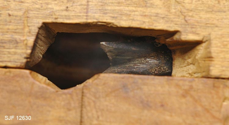 Gjengensnitt for treskruer.  Redskapet er sammensatt av to treblokker.  Den ene er 28, 5 centimeter lang og har tverrmål 6, 4 X 4, 4, mens den andre er 23, 8 centimeter lang og har tverrmål 6, 4 X 5, 2 centimeter.  Den korteste av blokkene er montert under den lengste, slik at den lengste har et 4, 5 centimeter langt overheng i den ene enden.  Her er det et gjennombrudt hull med diameter på cirka 2, 8 centimeter.  I dette hullet har det muligens vært innstukket ei handtaksstang som skulle gjøre det enklere å dreie redskapet rundt emnet.  Noen slik komponent er imidlertid ikke intakt. De to blokkene holdes ihop av en gjenget treskrue.  Emnet føres inn i et ugjenget hull med 2, 7 centimeters diameter i den nedre (korteste) blokken.  I underkant av den øvre blokken er det innfelt et jern med V-formet egg som skjærer gjenger når redskapet dreies rundt emnet Posisjonen på eggjernet, og dermed gjengedybden, kan reguleres ved hjelp av en vingemutter på oversida av den øvre stokken.  Mellom stokken og mutteren er det ei lita jernskive. 