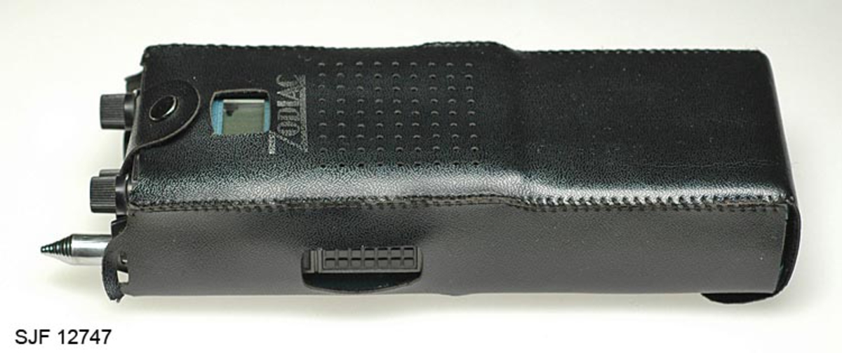 Kommunikasjonsradio, Walkie Talkie, med futteral som beskytter radioen og som gjør det mulig å henge den i beltet.  