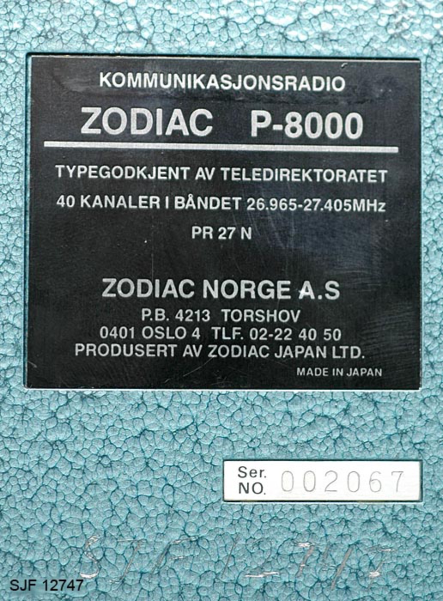 Kommunikasjonsradio, Walkie Talkie, med futteral som beskytter radioen og som gjør det mulig å henge den i beltet.  