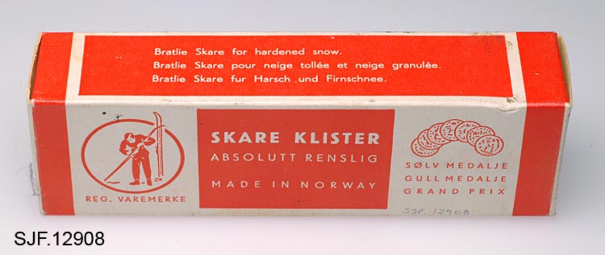 Klistersmurning til bruk for å få feste og glid på skiene. Gjenstanden består av tre deler, tube med klister, pappemballasjen til tuben og smørepinne. Smørepinnen brukes til å jevne ut klisteret under skien. Klisteret er etter produsentens betegnelse av typen "Bratlie skare klister for skareføre og kornet sne". Tuben er en sylindrisk beholder (tubeform) av et mykt lettmetall. Ene enden på tuben er flat. Tuben har svart kork i plast. Ved å rulle den flate enden sammen får man ut innholdet fra tuben. 
Den røde og hvite tuben har påtrykt tekst og firmamerke i rødt som viser en skiløper som står og smører skiene. Emballasjen, som også er rød og hvit, har påtrykt samme logo og tekst som tuben. På pappesken er firmaets merke utvidet til tre skiløpere, en som smører ski,  en i oppoverbakke og en i nedoverbakke.  På esken er det også påklistret en prislapp som det står "ELVERUM SPORT A/S Kr 4 75".  