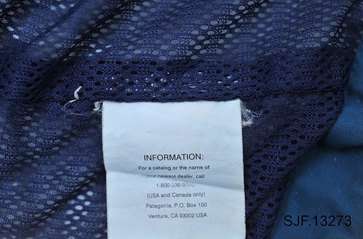 Jakka er produsert av firmaet Patagonia, en meget anerkjent produsent av kvalitetsklær beregnet på fluefiskere. Den er blåfarget i størrelse XXL. 

Den er i Goretex, noe som gjør den behagelig å ha på seg på varme sommerdager og holder fiskeren tørr når det regner. Jakka er forsynt med fast hette som kan justeres med strikk på innersiden mot ansiktet og ei rem i nakken. 

Jakka har 2 ganske store brystlommer for oppbevaring av fluebokser eller lignende. I den venstre innerlomma er det ei lita lomme som kan stenges med en glidelås. På innsiden av den venstre delen av jakka er det også si lita lomme som kan lukkes med glidelås. På ryggen er det ei stor lomme beregnet på store ting som for eksempel ekstra klær. Øverst på ryggen er det en liten d-ring for å feste hoven på. På fronten av jakka er det to d-ringer beregnet på å feste krokløser, fortomsklipper, og lignende. Øverst på venstre frontdel er det en borrelås beregnet på å holde fluestanga på plass mens man for eksempel skifter flue. Bunndelen av stanga settes i ei lita hempe som befinner seg nederst på innsiden av høyre jakkedel. Jakka kan lukkes med glidelås og borrelås. Mot halsen er det ei 13 cm. lang vattert klaff slik at glidelåsen ikke skal komme i kontakt med huden på halsen. Jakka kan justeres med en strikk nederst. Mot håndleddene er det borrelåsjustering som kan strammes rundt håndleddet for å holde regnvann ute når man kaster med flue. Jakka er forsynt med et innerfor i et mykt netting-stoff. 

Jakka er en såkalt lang vadejakke beregnet på å brukes sammen med vaderbukser som går opp til brystet. 

Jakka ble kjøpt av OT. Ljøstad i den lille byen West Yellowstone i Montana, USA, for 15 – 20 år siden. 