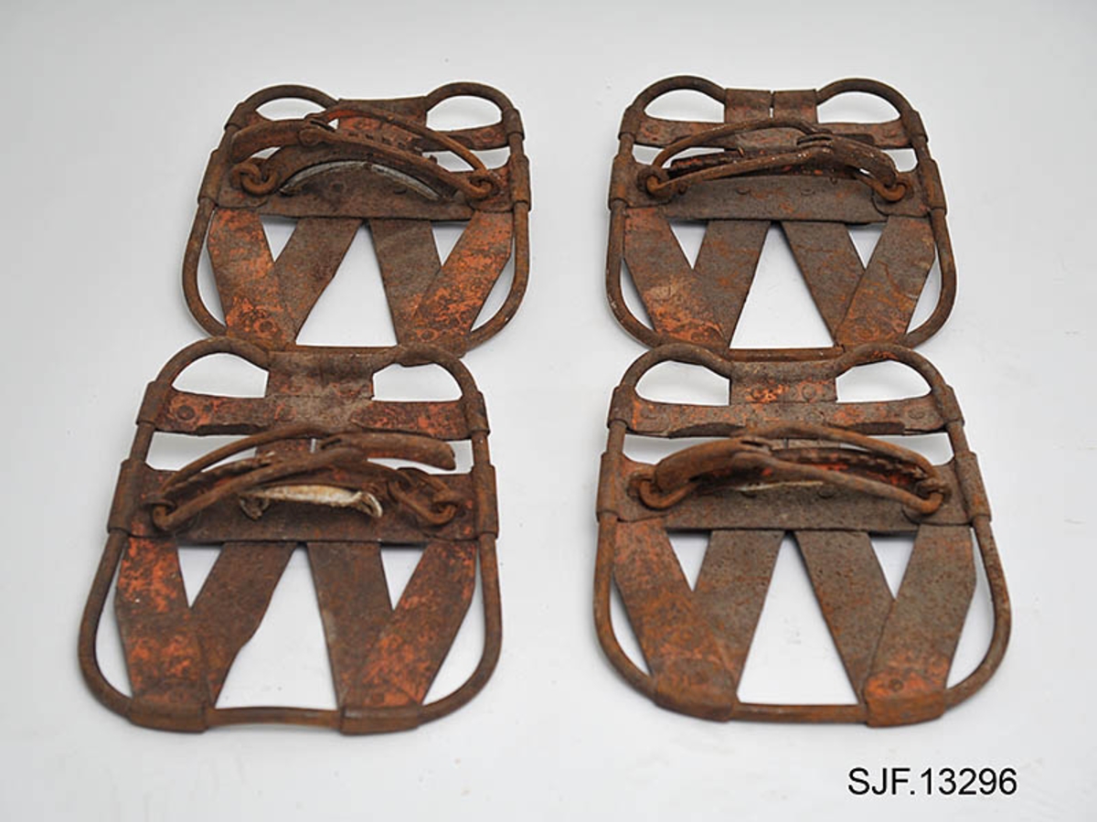 Trugesett for hest, altså fire stykker.  Trugene er lagd av jern.  Rammene er lagd av rør med cirka 1,1 centimeters diameter.  Disse rørene er bøyd i tilnærmet rektangulær form, men med noen avrundete hjørner.  Hver truge er om lag 30 centimeter lang og 24,5 centimeter bred, og har dermed ei bæreflate på drøyt 700 kvadratcentimeter.  Formen holdes stabil ved hjelp av jernband som er bøyd rundt rammerørene og klinket sammen.  To slike band går på tvers av trugene (i bredderetningen) mens det i lengderetningen er lagt band i M- eller W-mønster (avhengig av hvilken veg trugene holdes, M hvis de betraktes skrått bakfra).  De bakerste tverrbandene har kanter som er bøyd oppover, antakelig for å kunne tjene som anlegg for hakene på skogshestens vintersko.  Gjennom de brede tverrbandene noe lengre fram på trugene er det ført jernører med gjennombrutte hull for hengslingslekker for bøyler som ble lagt over hornveggene på hestens framføtter. Den ene bøylehalvdelen har T-formet tverrsnitt med hakk i overkant og lærfôringer på undersida (festet med ståltråd). Ei truge mangler slik fôring, de andre er stive og sprø etter mange års tørk uten tilførsel av nye fettstoffer. Den andre halvdelen av bøylemekanismen består av en lang, buet kjettinglekk med ei dreibar klype med ei gjennomgående nagle like bak hengslingspunktet. Denne nagla føres ned i ett av hakkene på ryggen av den andre bøylehalvdelen, hvoretter endeleddet presses ned. Dermed låses truga godt til foten på hesten. Under tverrbandene bøylene er festet i er det montert jernstag med T-formet tverrsnitt på tvers av trugenes lengderetning. Disse komponentene skulle antakelig redusere faren for at trugene skled på vinterføre. De nevnte tverrstagene er for øvrig festet med kvadratiske muttere på endetappene av «jernørene» som bøylene på oversida av trugene er hengslet til.  På jernet kan vi se spor av oransje lakk, men fargestoffet er i ferd med å bli fortrengt av gravrust. Trugetypen later til å være en serieprodusert artikkel. De brede tverrbandene på to av trugene er merket «ØR» i prikket utførelse. Trugesettet ble levert til museet sammenbuntet med en ståltråd, antakelig slik de har vært oppbevart siden sist de var i bruk.  Ifølge siste eier, Magne Ottershagen fra Styggberget i Elverum, skal dette ha vært vinteren 1953-54.

I Sverige kalles denne trugetypen «norsktrampa», hvilket vel indikerer at det må ha vært en norsk produsent som har eksportert slike truger til nabolandet.