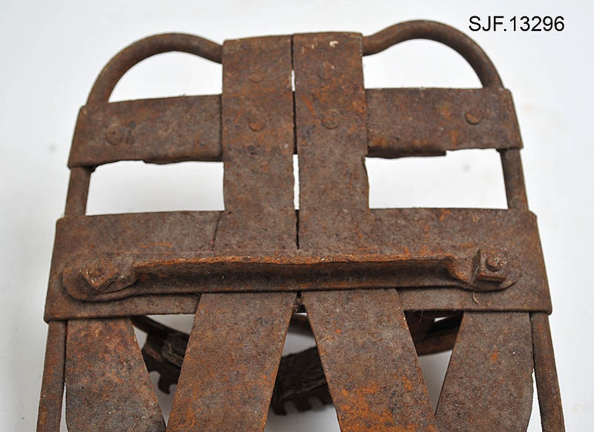 Trugesett for hest, altså fire stykker.  Trugene er lagd av jern.  Rammene er lagd av rør med cirka 1,1 centimeters diameter.  Disse rørene er bøyd i tilnærmet rektangulær form, men med noen avrundete hjørner.  Hver truge er om lag 30 centimeter lang og 24,5 centimeter bred, og har dermed ei bæreflate på drøyt 700 kvadratcentimeter.  Formen holdes stabil ved hjelp av jernband som er bøyd rundt rammerørene og klinket sammen.  To slike band går på tvers av trugene (i bredderetningen) mens det i lengderetningen er lagt band i M- eller W-mønster (avhengig av hvilken veg trugene holdes, M hvis de betraktes skrått bakfra).  De bakerste tverrbandene har kanter som er bøyd oppover, antakelig for å kunne tjene som anlegg for hakene på skogshestens vintersko.  Gjennom de brede tverrbandene noe lengre fram på trugene er det ført jernører med gjennombrutte hull for hengslingslekker for bøyler som ble lagt over hornveggene på hestens framføtter. Den ene bøylehalvdelen har T-formet tverrsnitt med hakk i overkant og lærfôringer på undersida (festet med ståltråd). Ei truge mangler slik fôring, de andre er stive og sprø etter mange års tørk uten tilførsel av nye fettstoffer. Den andre halvdelen av bøylemekanismen består av en lang, buet kjettinglekk med ei dreibar klype med ei gjennomgående nagle like bak hengslingspunktet. Denne nagla føres ned i ett av hakkene på ryggen av den andre bøylehalvdelen, hvoretter endeleddet presses ned. Dermed låses truga godt til foten på hesten. Under tverrbandene bøylene er festet i er det montert jernstag med T-formet tverrsnitt på tvers av trugenes lengderetning. Disse komponentene skulle antakelig redusere faren for at trugene skled på vinterføre. De nevnte tverrstagene er for øvrig festet med kvadratiske muttere på endetappene av «jernørene» som bøylene på oversida av trugene er hengslet til.  På jernet kan vi se spor av oransje lakk, men fargestoffet er i ferd med å bli fortrengt av gravrust. Trugetypen later til å være en serieprodusert artikkel. De brede tverrbandene på to av trugene er merket «ØR» i prikket utførelse. Trugesettet ble levert til museet sammenbuntet med en ståltråd, antakelig slik de har vært oppbevart siden sist de var i bruk.  Ifølge siste eier, Magne Ottershagen fra Styggberget i Elverum, skal dette ha vært vinteren 1953-54.

I Sverige kalles denne trugetypen «norsktrampa», hvilket vel indikerer at det må ha vært en norsk produsent som har eksportert slike truger til nabolandet.