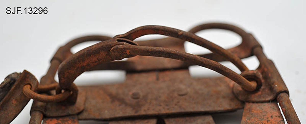 Trugesett for hest, altså fire stykker.  Trugene er lagd av jern.  Rammene er lagd av rør med cirka 1,1 centimeters diameter.  Disse rørene er bøyd i tilnærmet rektangulær form, men med noen avrundete hjørner.  Hver truge er om lag 30 centimeter lang og 24,5 centimeter bred, og har dermed ei bæreflate på drøyt 700 kvadratcentimeter.  Formen holdes stabil ved hjelp av jernband som er bøyd rundt rammerørene og klinket sammen.  To slike band går på tvers av trugene (i bredderetningen) mens det i lengderetningen er lagt band i M- eller W-mønster (avhengig av hvilken veg trugene holdes, M hvis de betraktes skrått bakfra).  De bakerste tverrbandene har kanter som er bøyd oppover, antakelig for å kunne tjene som anlegg for hakene på skogshestens vintersko.  Gjennom de brede tverrbandene noe lengre fram på trugene er det ført jernører med gjennombrutte hull for hengslingslekker for bøyler som ble lagt over hornveggene på hestens framføtter. Den ene bøylehalvdelen har T-formet tverrsnitt med hakk i overkant og lærfôringer på undersida (festet med ståltråd). Ei truge mangler slik fôring, de andre er stive og sprø etter mange års tørk uten tilførsel av nye fettstoffer. Den andre halvdelen av bøylemekanismen består av en lang, buet kjettinglekk med ei dreibar klype med ei gjennomgående nagle like bak hengslingspunktet. Denne nagla føres ned i ett av hakkene på ryggen av den andre bøylehalvdelen, hvoretter endeleddet presses ned. Dermed låses truga godt til foten på hesten. Under tverrbandene bøylene er festet i er det montert jernstag med T-formet tverrsnitt på tvers av trugenes lengderetning. Disse komponentene skulle antakelig redusere faren for at trugene skled på vinterføre. De nevnte tverrstagene er for øvrig festet med kvadratiske muttere på endetappene av «jernørene» som bøylene på oversida av trugene er hengslet til.  På jernet kan vi se spor av oransje lakk, men fargestoffet er i ferd med å bli fortrengt av gravrust. Trugetypen later til å være en serieprodusert artikkel. De brede tverrbandene på to av trugene er merket «ØR» i prikket utførelse. Trugesettet ble levert til museet sammenbuntet med en ståltråd, antakelig slik de har vært oppbevart siden sist de var i bruk.  Ifølge siste eier, Magne Ottershagen fra Styggberget i Elverum, skal dette ha vært vinteren 1953-54.

I Sverige kalles denne trugetypen «norsktrampa», hvilket vel indikerer at det må ha vært en norsk produsent som har eksportert slike truger til nabolandet.