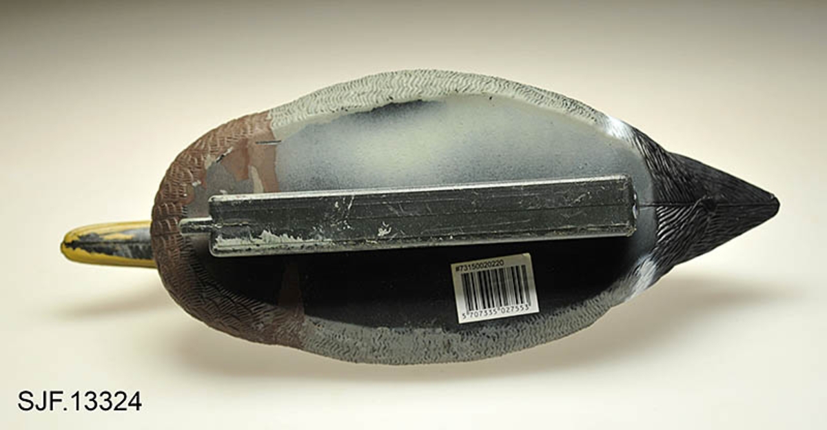 Bulvan, kunstig fugl satt opp for å lokke fugl til stedet der jegeren venter i bakhold. Oftest brukt om kunstige rovfugler som utløser aggressivitet hos den arten man jakter på, av og til også om kunstige fugler som er ment å lokke til seg fugler av samme art. Her er det sistnevnte funksjon som er aktuell. 


Denne bulvanen av stokkand (hann) er støpt i plast, og den er påmalt stokkandhannens farger. På undersiden er bulvanen utstyrt med en kjøl med hull i. Ved å feste ei snor til denne kjølen kan bulvanen fortøyes i land.  Bulvanen er kjøpt inn til museet for å brukes i utstillingen Tråkk. 