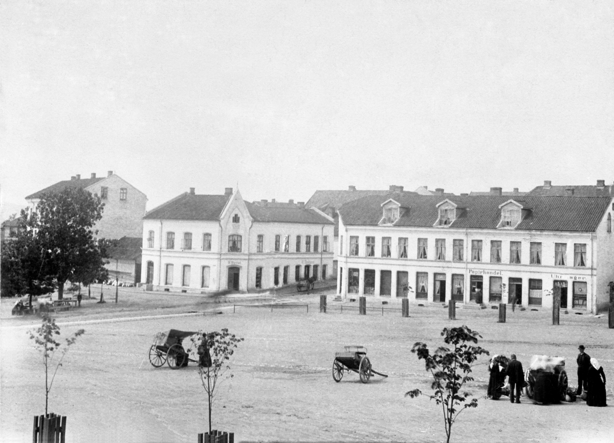 Hamar, Stortorget, torghandlere, fra v: M. Murstad sin bygård i Lille Strandgate også kalt Harboegården, den gamle Aasgården til høyre, 
