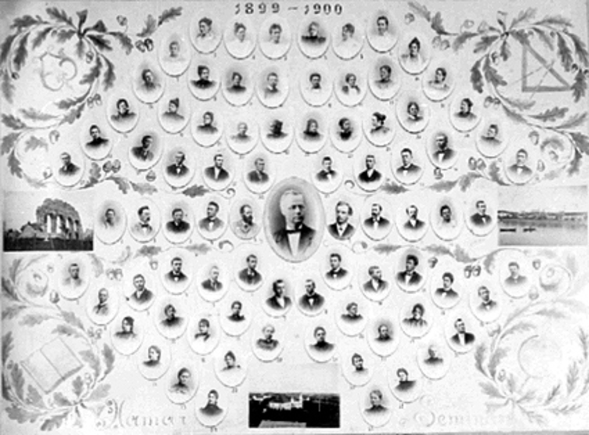 Hamar Seminar, Hamar lærerskole, 1899-1900. Montasje, portretter elever og lærere. 1 og 2 klasse. Øverst 2 klasse. 1. Helland. 2. Jansen. 3. Jansen. 4. Nielsen. 5. Saugstad. 6. Jenssen. 7. Wenger. 8. Finstad. 9. Kielland. 10. Svendsen. 11. Amundsen. 12. Skogstad. 13. Sandmo. 14. Nyrerød. 15. Ringstad. 16. Larssen. 17. Lier. 18. Berg. 19. Olsen. 20. Kjær. 21. Raknerud. 22. Yttreland. 23. Nordberg. 24. Narud. 25.  Schulerud. 26. Dobloug. 27. Skaar. 28. Arnestad. 29. Sønsteby. 
30. Hansson. 31. Hauge. 32. Næsheim. 33. Hagen. 34. Tollefsrud. 35. Hoff. 36. Jakobsen. 37. Gaardsmoen. 38. Sættingsgaard. 39. Graff. (I midten) Lærere. 1. Berbom. 2. Raknerud. 3. Stav. 4. Holter. 5. Gløresen. 6. Jørgensen. 7. Jenssen. 8. Sandvik. 9. Sørsdal. 10. Røhne. 1ste klasse. 1.Landaas. 2. Alnæs. 3. Dynge. 4. Vatne. 5. Strøm. 6. Hansen. 7. Eng. 8. Ljøsland. 9. Østreng. 10. Berg. 11. Brynhildsen. 12. Olstad. 13. Foss. 14. Oftedal. 15. Jenssen. 16. Neegaard. 17. Helgesen. 18.  Houlder. 19. Skredsvig. 20. Larsen. 21. Weise. 22. Randmæl. 23. Westerbø. 24. Graff. 25. Westerbø. 26. Elstad. 27. Sørensen. 28. Myhre. 29. Gravem. 30. Ellefsen. 31. Hansen. 32. Kristensen.