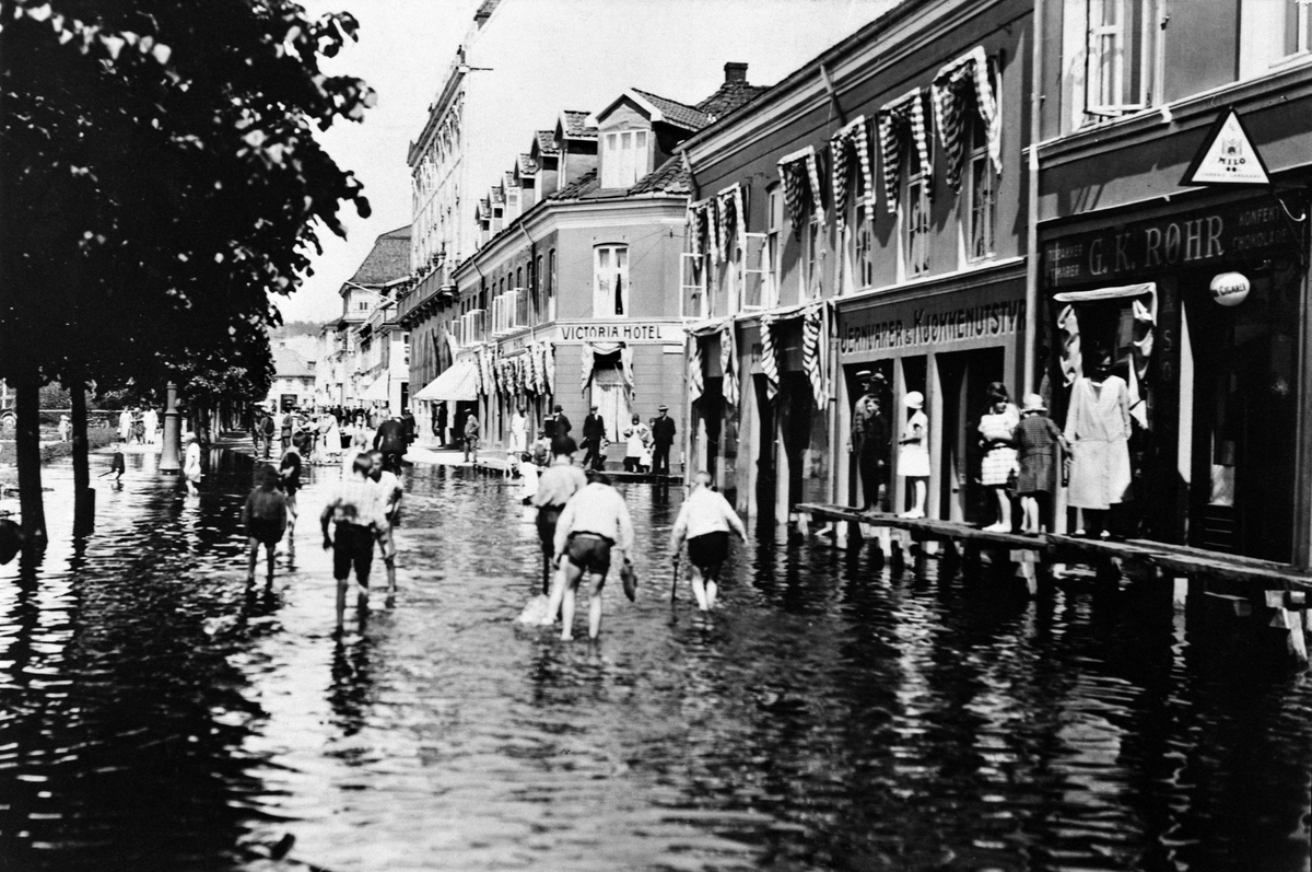 Hamar, Strandgata 21, Mjøsflommen 1927, flommen i 1927. Barn leker i flomvannet foran Victoria hotel, 
