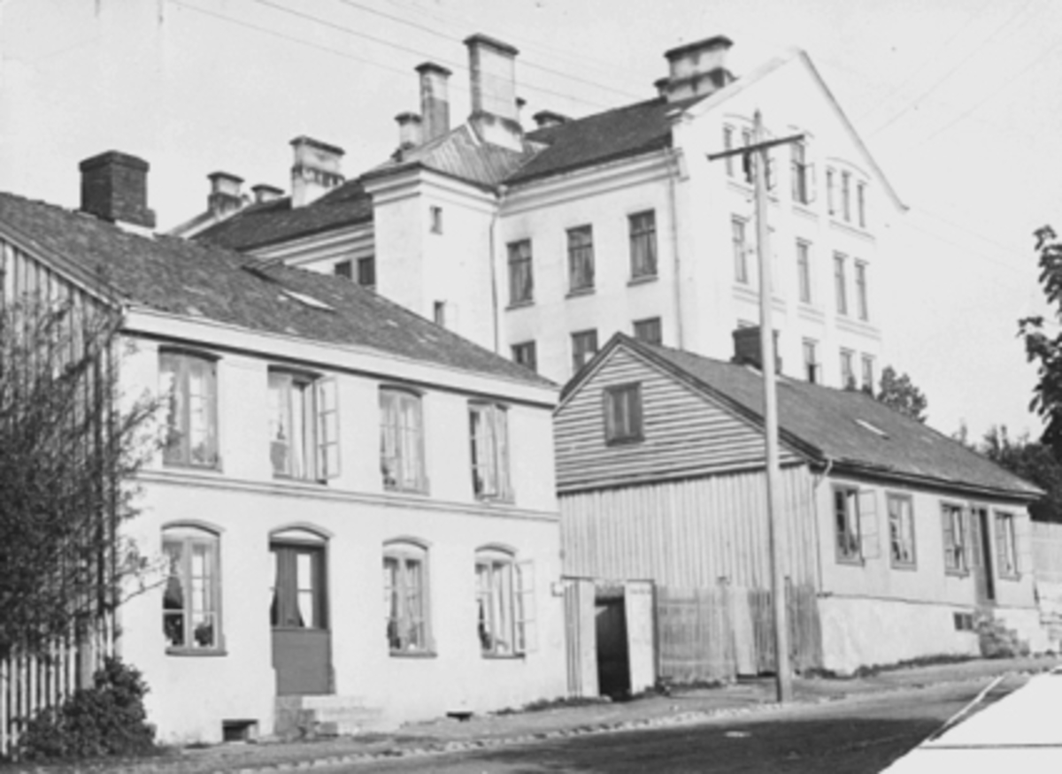 Postkort, Hamar, Storhamargata 51- 53, Til venstre huset til murermester Erik Røhne fra 1864, til høyre Lars Olsen sin gård fra 1860-61. 
