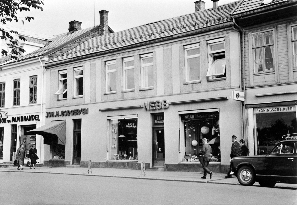 EKSTERIØR STRANDGATA 63, EMIL LIE BOK OG PARPIRHANDEL, JOH. H. BORGERSEN RAMMER OG BILDER, NEBB, ØSTREM & OLSEN