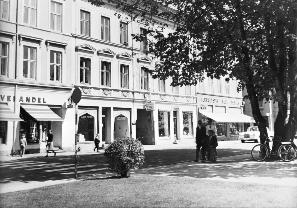 Hamar, Strandgata 53, ingeniør Fin Larsen, rørleggermester J. Arnt Jensen, Blikkenslagerverksted, "Hushjelpen" kjøkkeninnredninger,