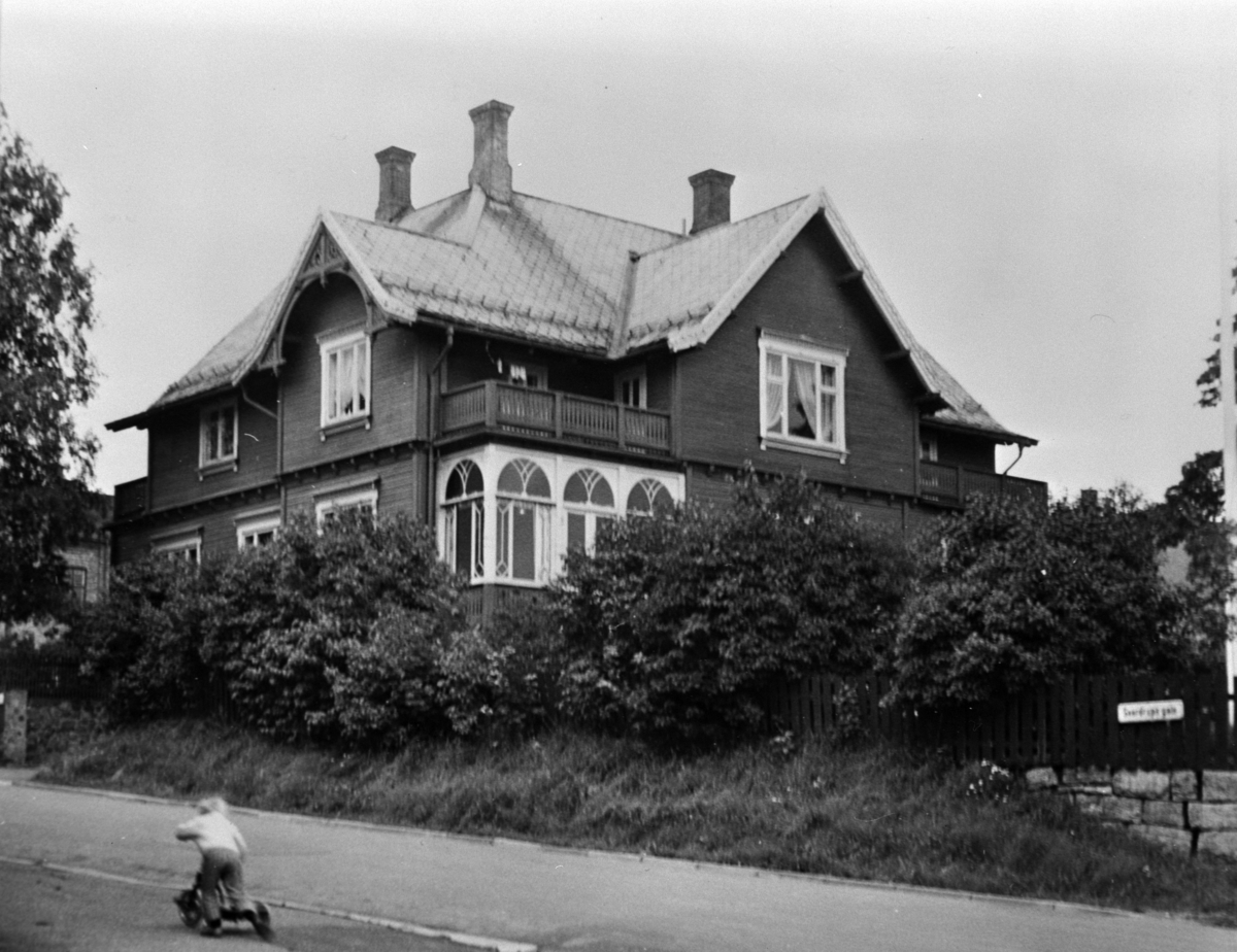 Hamar, Sverdrups gate 1, Villa er tegnet av arkitekt Hagbart Schytte-Berg på oppdrag fra byggherren: advokat Gustav Heiberg, i 1897-98.