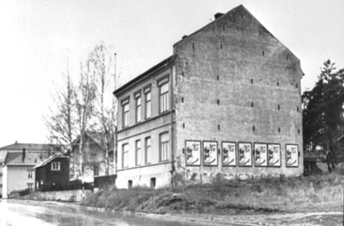 Hamar, Østregate 122, revet og det ble bygd boligblokk for eldre. Det sies at musikeren Oluf Melvold bodde her og drev forretning i "Veslegården"